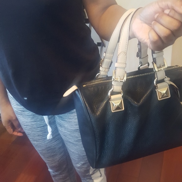 Priced to sell👜Michael Kors bag👜 - Picture 3 of 8